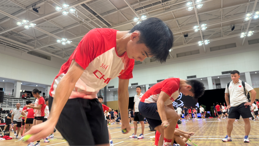 巡回赛巅峰对决！西城火箭队火力全开洞庭赤兔队，羽毛球赛场再起波澜；赛后更衣室沸腾